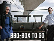 Die BMW Welt eröffnet die Grillsaison 2021 mit BBQ-Boxen to go aus dem Restaurant Bavarie by Käfer. Bobby Bräuer und Dominik Kreuzig bieten ab sofort ein exklusives Vier-Gang-Menü aus dem Smoker an (©Foto: BMW Welt9